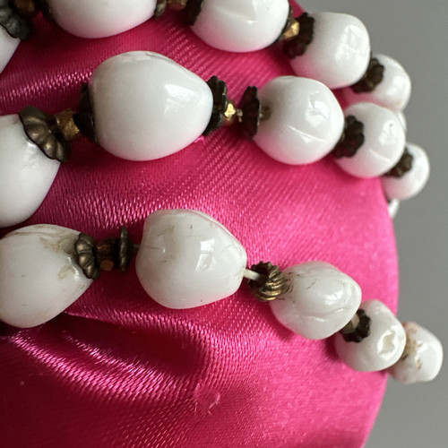 VINTAGE MIRIAM HASKELL MOLDED WHITE GLASS BEADS FLOWER BRACELET 8" - Picture 11 of 23
