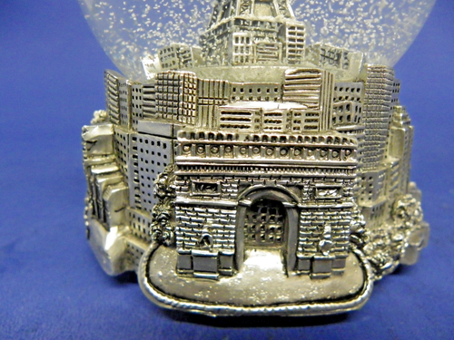 Paris Musical Water Snow Globe Plays "La Vie en Rose" - Picture 2 of 8