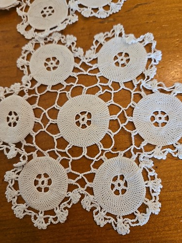 7 Vintage Handmade DOILIES Gourgeous - Picture 2 of 11
