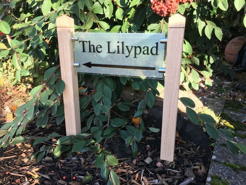 FREISTEHENDES RICHTUNGSSCHILD STRAßENADRESSE HAUSNAME TÜRNUMMER IN GLASOPTIK - Bild 1 von 6