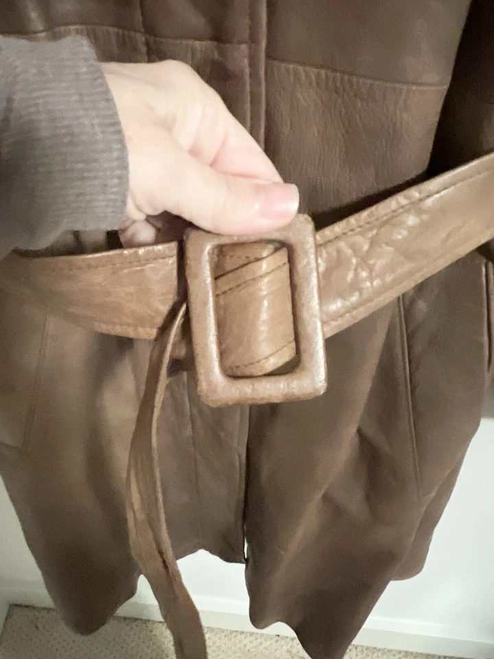 Gabardina vintage de cuero genuino marrón hueco para dama mediana Foto 3 de 4