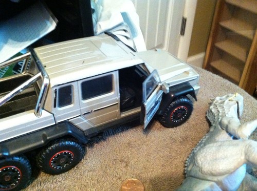 Mordedores Jada Mercedes-Benz G63 AMG 6x6 Jurassic World e Indominus Rex escala 1/24 - Imagen 8 de 15