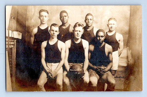 RPPC 1918. MANSFIELD, OH. SCHULBASKETBALLTEAM. BLACK PLAYER. POSTKARTE. PL26