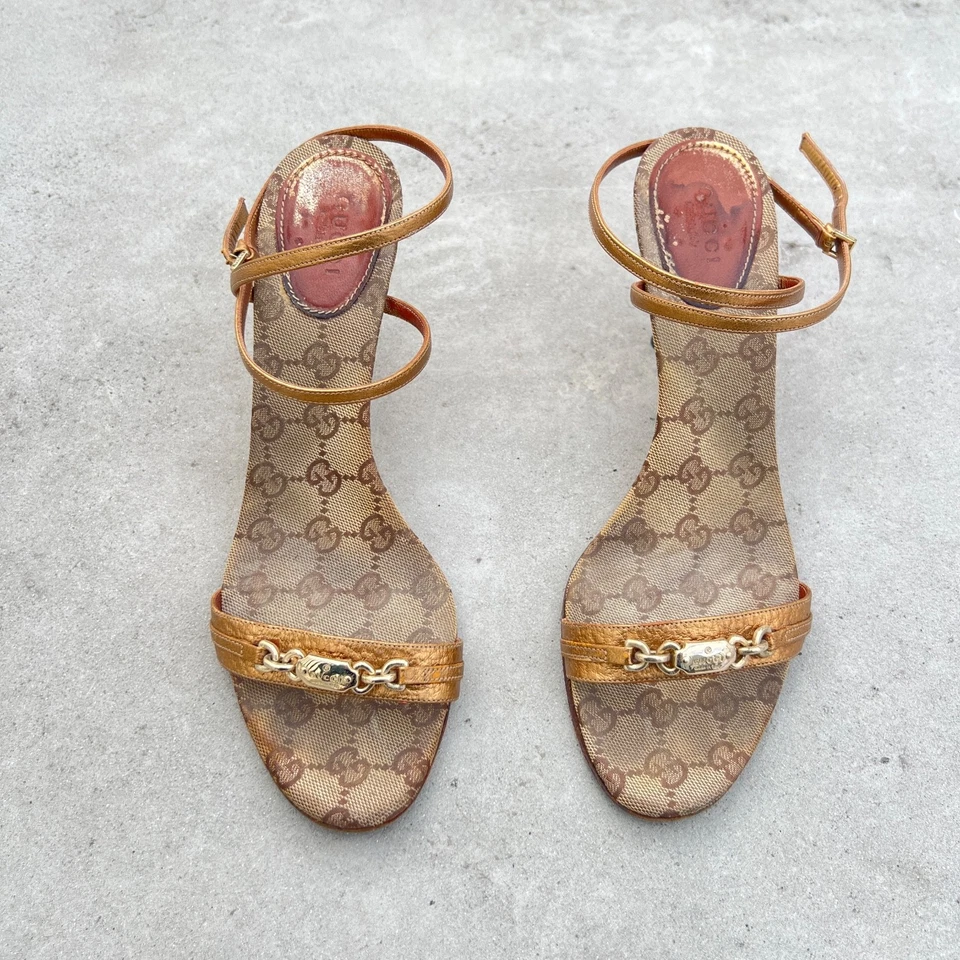 Gucci | Auténticos herrajes dorados vintage monograma cuero lona tiras (8 1/2) Foto 2 de 4