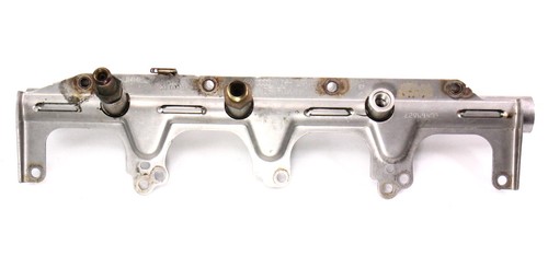 Rail de distribution de carburant 2.0T VW Jetta GTI Mk5 Audi A3 A4 TT Eos - 06F 133 317 L - Photo 2 sur 2