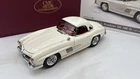 CMCM284 CMC Mercedes-Benz 300 SL Roadster (W 198 II) 1957-1963 1/18