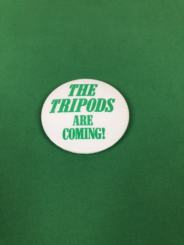 Pin botón estilo vintage LOS TRÍPODES ESTÁN LLEGANDO - Imagen 2 de 5