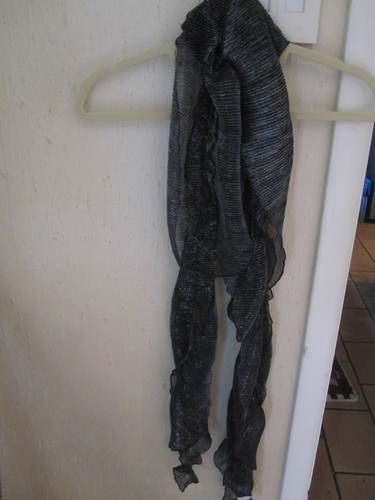 Neu mit Etikett Chico's Crinkle Fun länglicher Schal - schwarz mit Metallic-Streifen - Bild 1 von 8