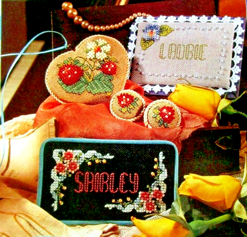 Gloriosa Pera Fresa Joyería Violeta Floral Nombre Etiqueta PATRONES DE PUNTO DE CRUZ - Imagen 10 de 10