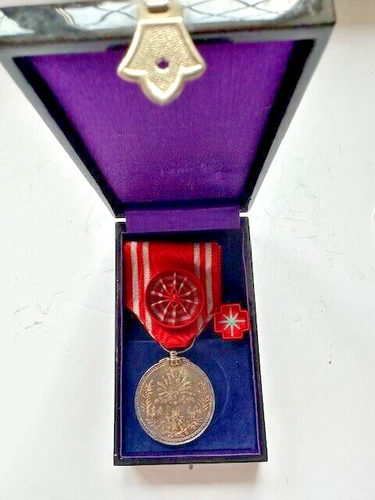 Medalla de membresía de la Cruz Roja Imperial Japonesa de la Segunda Guerra Mundial para hombres en caso de emisión. - Imagen 2 de 4