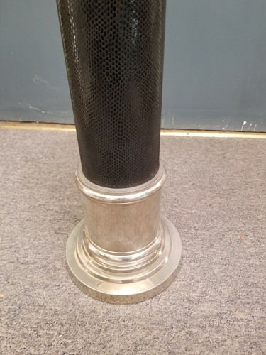 Lámpara de mesa Fredrick Cooper columna cuero color negro - Imagen 5 de 10