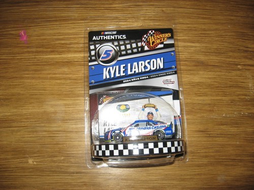 2024 Kyle Larson #5 HendrickCars.com Kansas Win 1:64 Lionel Winners Circle RW04 - Picture 4 of 4
