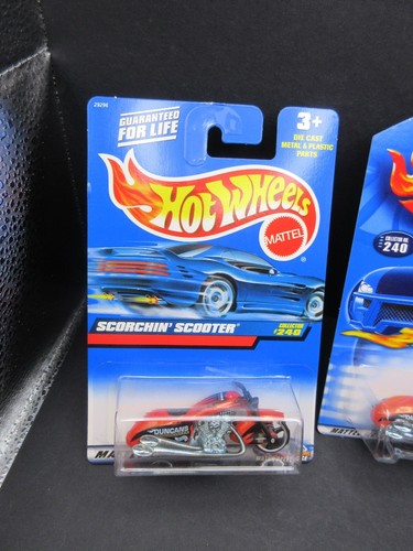 2 Stück mit Karte Variationen 2000 Hot Wheels SCORCHIN' SCOOTER MOTORRÄDER (M) - Bild 2 von 4