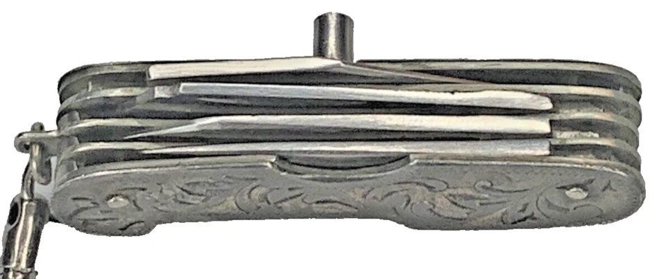 Navaja de Bolsillo Antigua De Colección Esterlina 925 Grabada Diseño Pergamino 2" Multi 5 Herramientas Foto 3 de 4