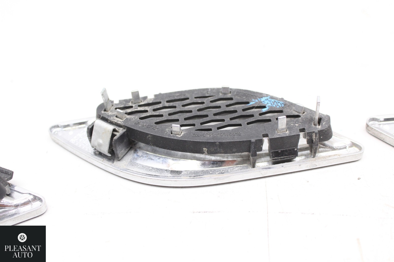 2014-2020 MASERATI QUATTROPORTE FRONT RIGHT SIDE FENDER VENT GRILL SET TRIM OEM