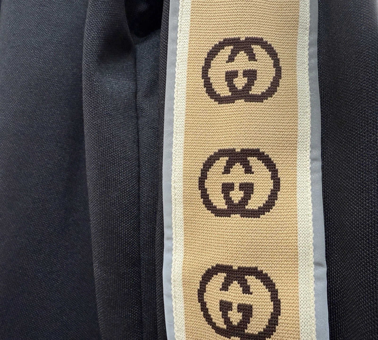 Giacca da pista Gucci nuova ad incastro nera GG Stripe riflettente. Taglia S