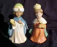 LEFTON - 2 Vintage WISE MEN - Ceramic NATIVITY Figurines - RED FOIL Sticker