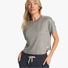 Vuori Energy Cropped Tee in Heather Grey Size Medium