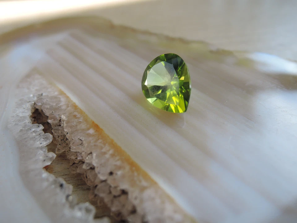 Echter Peridot Tropfen facettiert Edelstein Fasserstein 71 - Bild 2 von 4