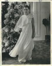 1977 Press Photo Karen Pumilia models gown featured in Fete de Noel benefit
