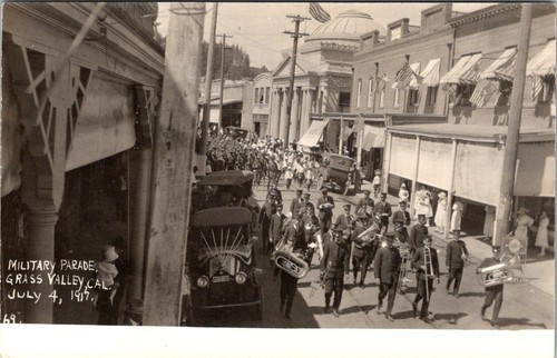 GRASS VALLEY, KALIFORNIEN - 4. JULI MILITÄRPARADE - ALTE ECHTFOTO-POSTKARTE - Bild 1 von 2