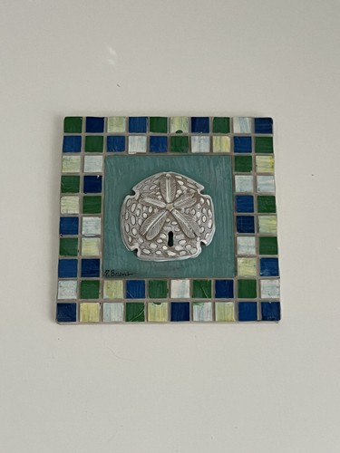 Placa de azulejo de arte de pared concha marina mosaico de resina firmado por Paul Brent - Imagen 2 de 3