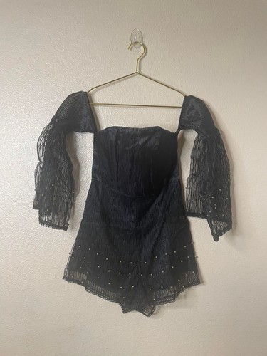 Mameluco de malla negra con detalle de perlas doradas con mangas de campana - Imagen 2 de 7