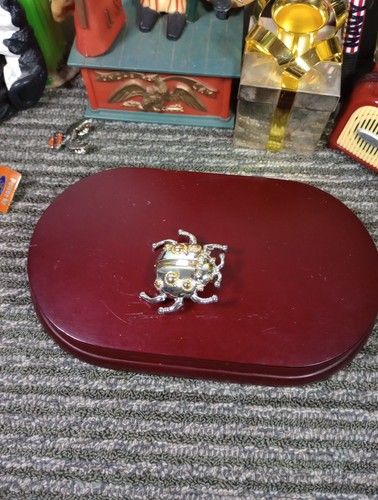 Prendedor/broche vintage de insectos escarabajo ladybug detallado tono plata y oro de México - Imagen 5 de 8