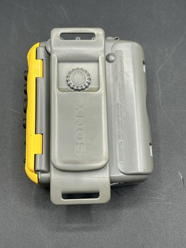 Sony Sports Walkman WM-FS493 AM/FM Radio Cassette with Clip Vintage - Picture 10 of 11