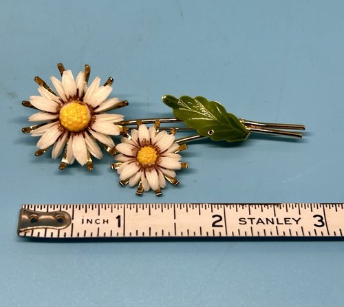 Vintage Kramer Signed Double Daisy Enamel Gold Tone Pin Brooch Daisies - Picture 7 of 7