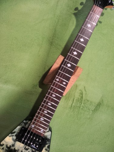 BC Rich Jr-V  Skull Pile 2003 Body Art CollectionGraphic by Skate The Planet - Imagen 4 de 24