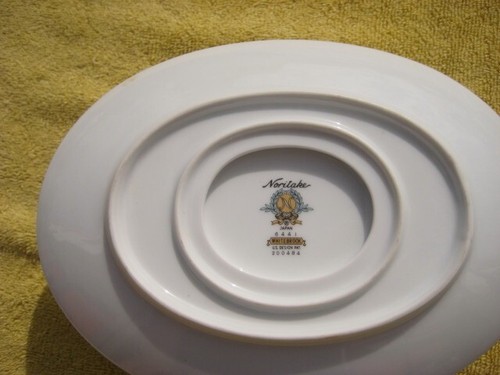 Noritake Whitebrook 6441 Oval Gravy Boat attached plate White Flowers - Picture 4 of 5