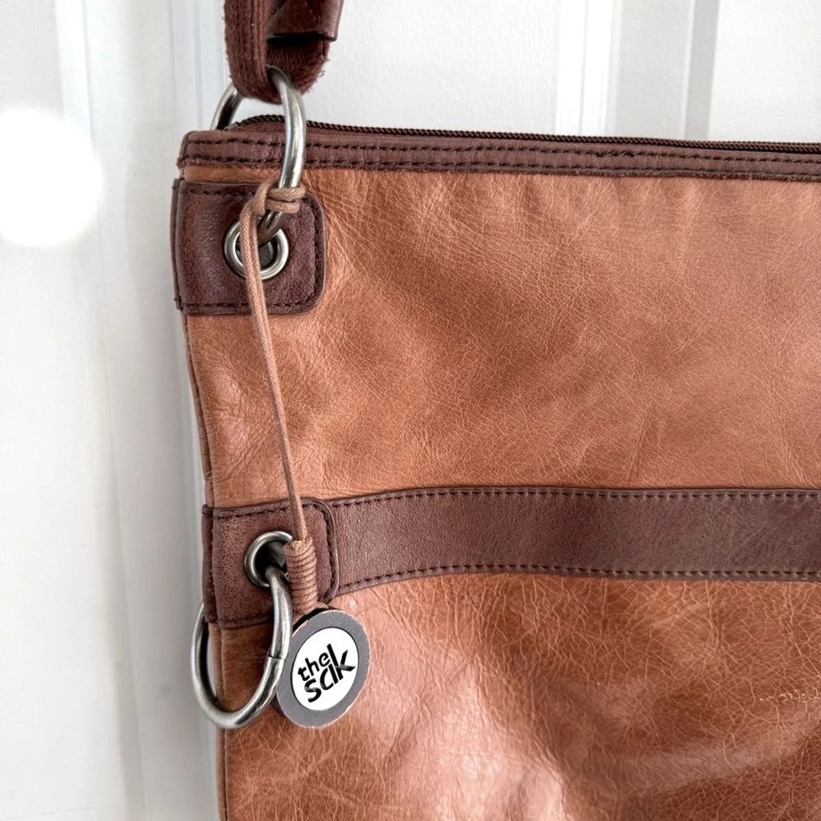 Borsa a tracolla The Sak in pelle rivettata oro argento