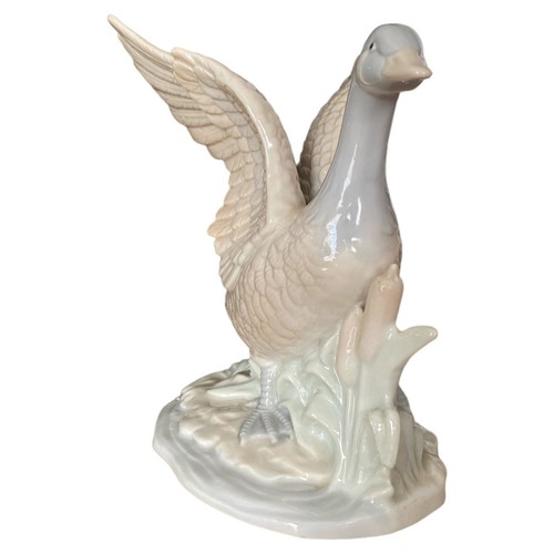 Signed George Good Gaylord Duck Goose Porcelain Figurine 5.75” Vintage Decor - Picture 2 of 8
