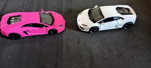 Coppia di auto pressofuse Kinsmart Lamborghini rosa opaco e bianco perla - Foto 11 di 12
