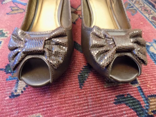 RIALTO Dark Brown Peep Toe 2" Kitten Heel Pumps Snake Trim & Bow sz 9.5 Pretty! - 第 3/11 張圖片