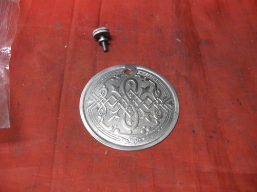Plaque de cache arrière défilée ornée couture Singer 66 15-91 201-2 27 128 très bon état