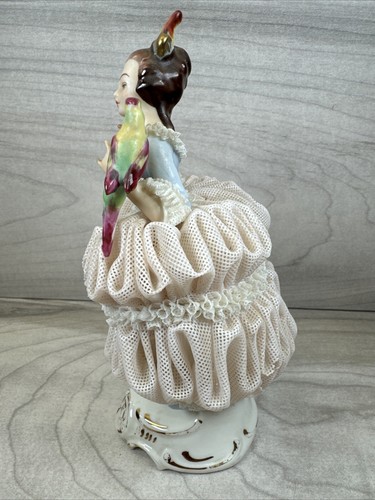 Estatuilla estampada alemana con loro de porcelana de encaje de Dresden flores rosas usada en excelente estado - Imagen 5 de 22