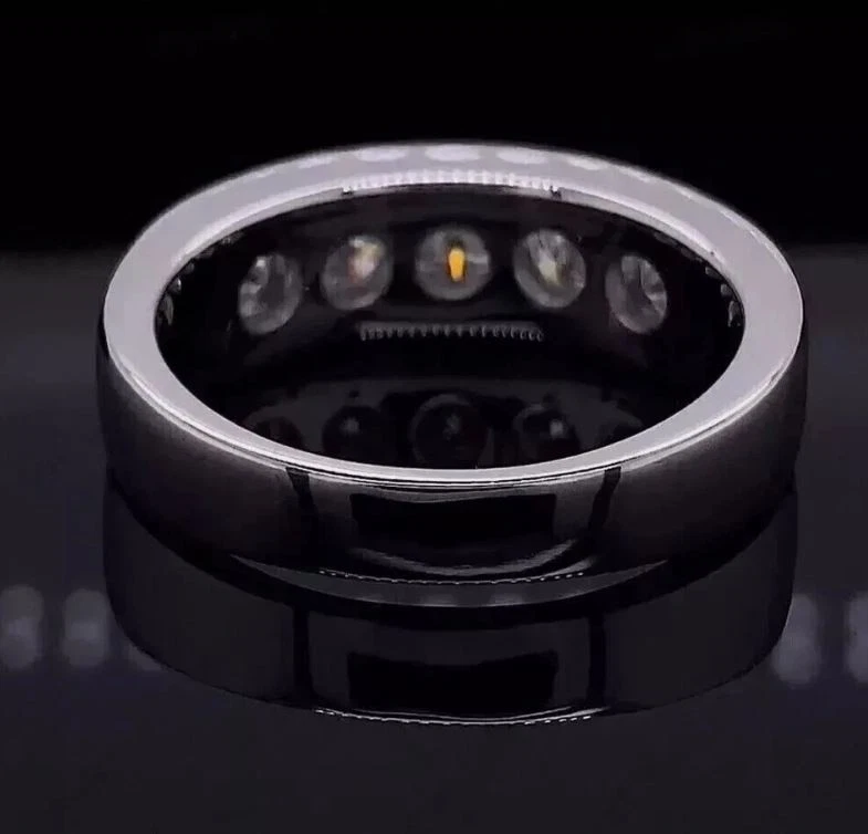 Anillo redondo de boda de diamantes creado en laboratorio de 3,00 quilates enchapado en oro blanco de 14 k para hombre Foto 4 de 4