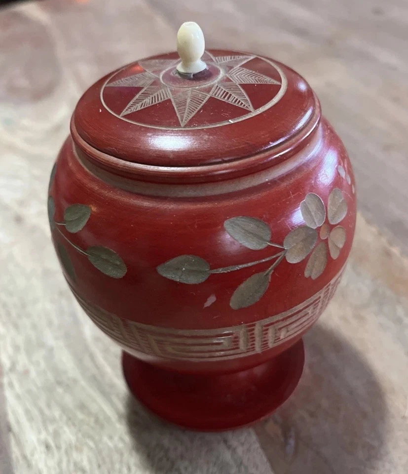 Contenedor de MADERA ROJA LACADA TALLADA con Tapa Flores Hojas Oriental Torneado Foto 3 de 4