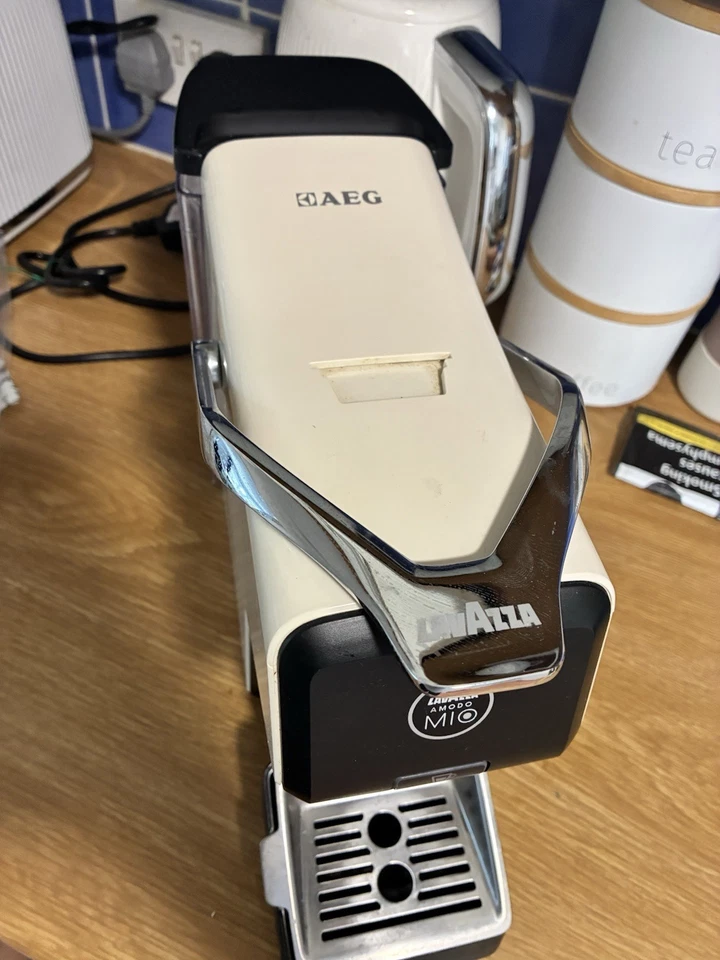 AEG Lavazza A Modo Mio Capsule Espresso Machine 15 Bar Cream/Black 1L, photo 2 of 5