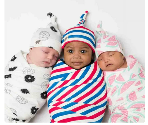 M+A by Monica + Andy Baby First Hello Cuddle Box Manta + Gorra Orgánica Set de Regalo - Imagen 2 de 5