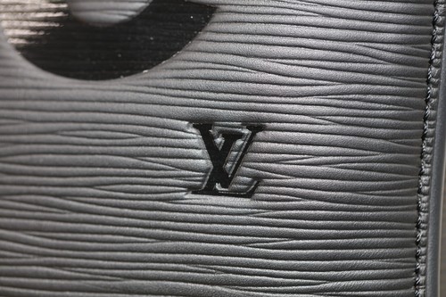 Louis Vuitton X ๐ฅ SUPREME ๐ฅ Keepall Bandouliere 55 Epi Black BNWT brand new - Picture 2 of 8