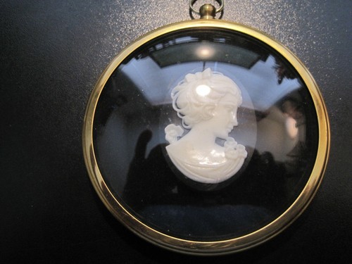 Peter Bates Woman with Bow in Cameo  - $19.91