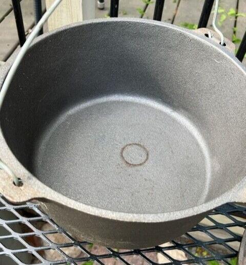 8 Quart Texsport Cast Iron Dutch Oven Pot with Lid & Handle Unused
