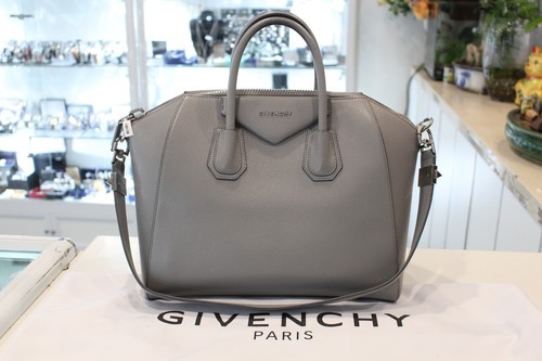 GIVENCHY Antigona Calfskin Leather Satchel Medium Tote Grey Bag-RRP $3000 - 第 1/12 張圖片
