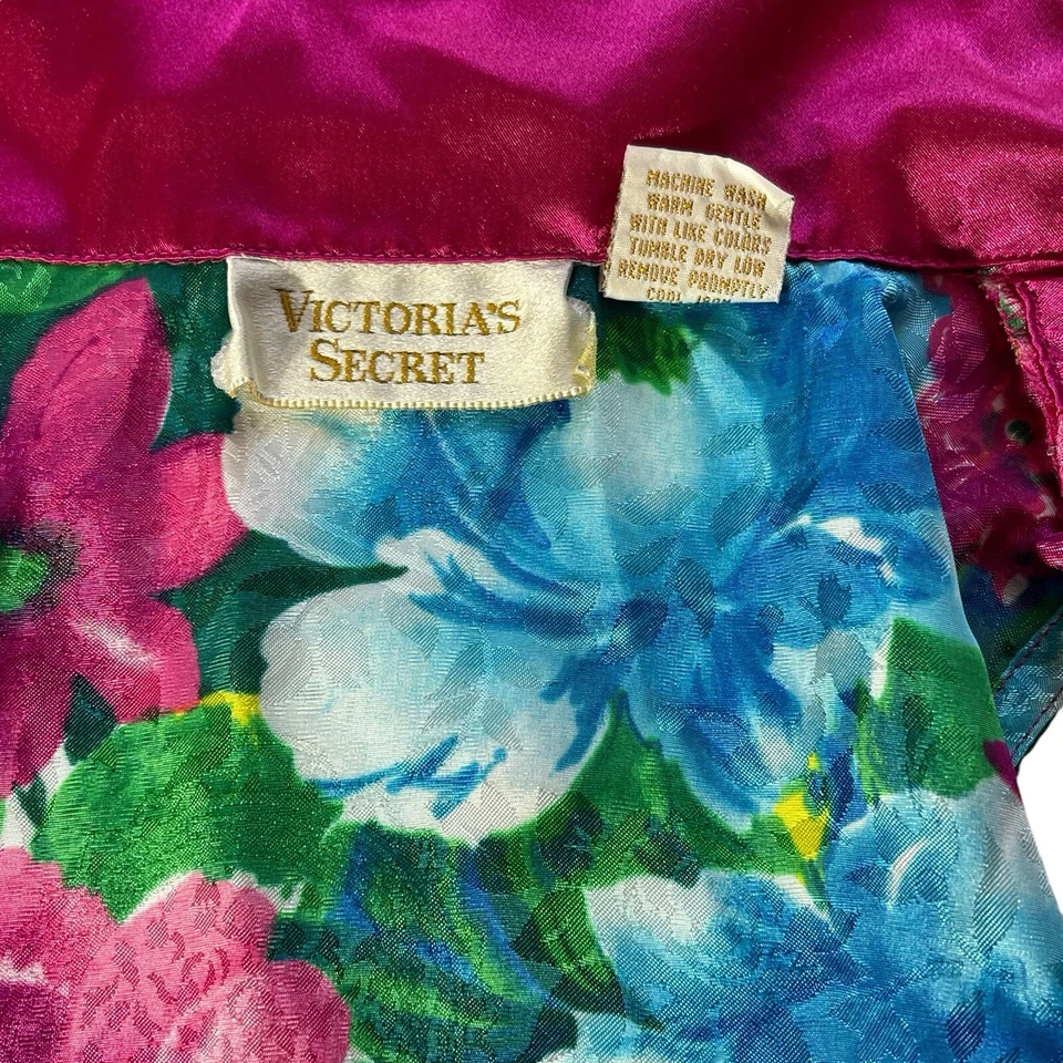 Conjunto de Dormir Victoria’s Secret Vintage Etiqueta Dorada Satén Mediano Top y Pantalones Cortos Calientes Foto 3 de 4