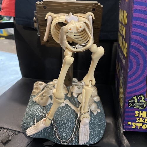 Gemmy Animated Shaking Skeleton flashing Eyes Sings Dances to Music Shout Box - Picture 3 of 7