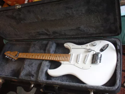 PEAVEY FALCON GUITAR -  USA 1981  - STRAT FORM - NICE SHAPE VINT TKL HARD CASE