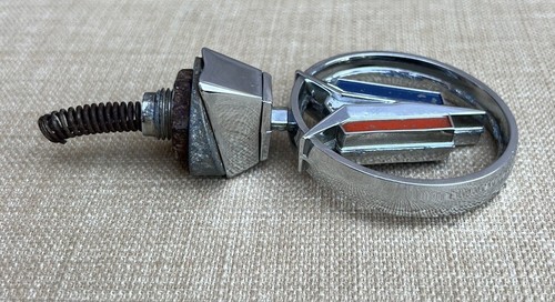 CHRYSLER 1976-81 CL-CM VALIANT REGAL GENUINE CHROME SPRING LOADED BONNET BADGE!! - Picture 3 of 15